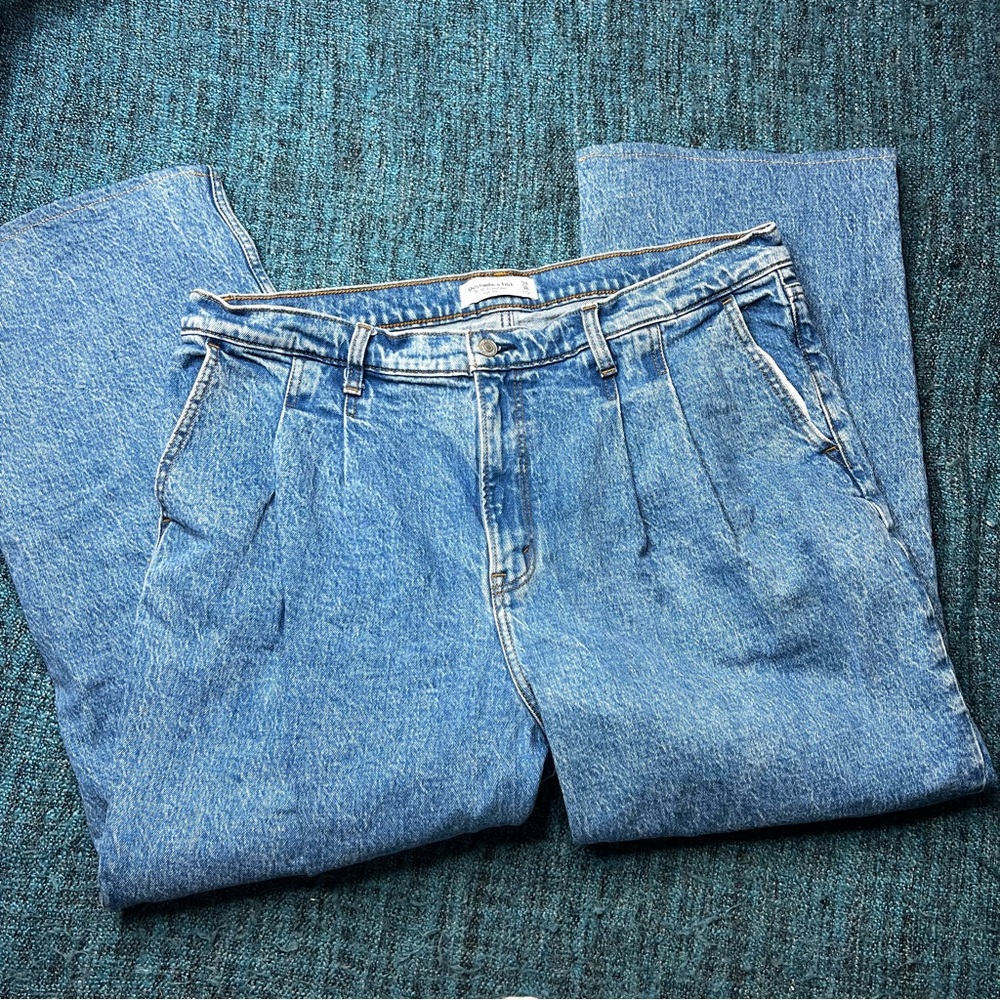 Abercrombie and Fitch The 90's Relaxed High Rise Jeans Size 34 Pleated Front